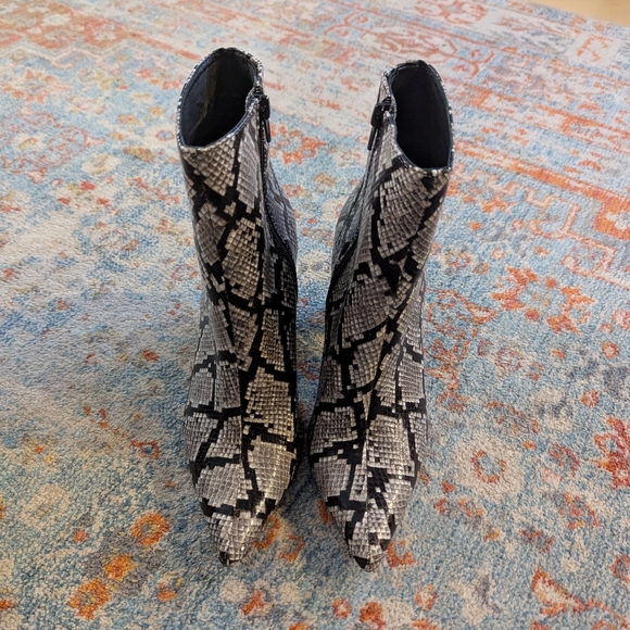 Jeffrey Campbell Women's 8 Raven Snakeskin Heeled Booties Leather Gray Black - Picture 9 of 12